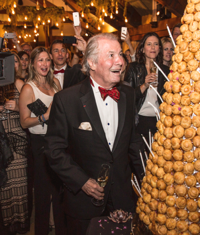 Jacques Pépin standing in front of a giant croquembouche